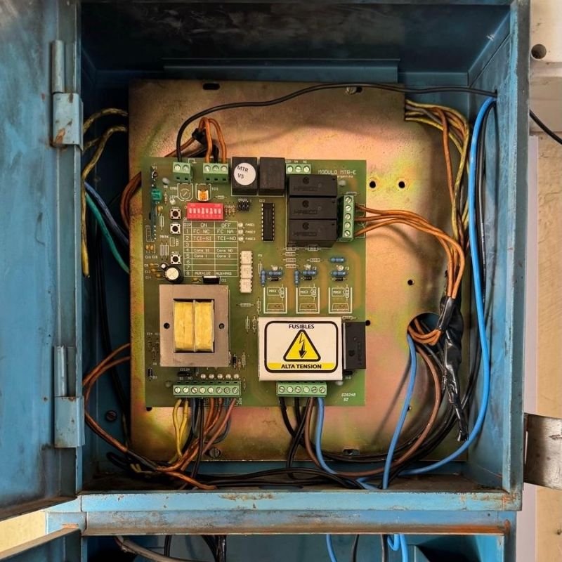 Reconfiguración y cambio de placa trifásica en tablero para portón. Sustitución y reconfiguración de placa trifásica en tablero para optimizar el control de portones. Trabajo realizado por HERREELEC.